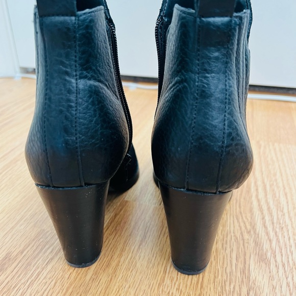 Guess - Picture 2 of 4